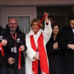 Gülben Ergen Instagram - Adıyaman Gölbaşı’nın gül yüzlü evlatları, can anneler sarıp sarmaladık birbirimizi bugün. Kelimeler yetersiz yaşadığım, hissettiğim, gördüğüm hassasiyetin, vefanın karşısında… Göğüs kafesim genişliyor mutluluktan. Yaşama sevincim, yaşama dair umutlarım çoğalıyor. Ya bana hediye edilen o tablo? Halk Eğitim Merkezi resim öğretmeni iki hocanın eseri o tablo. Ağabeyimle oğullarımı yanyana hiç görmedim ben😔 Nasıl bir ince düşünmek bu? Hayatıma imza atan bu tabloyu hiç unutmayacağım @alya_sanat_atolyesii @karakalemsiparis.02 @omgugur @esatdemirel 51.Anaokulumuzu açtık🇹🇷 52.Anaokulumuz Hatay/Samandağ da açacağız. Ne zaman mı? 6 Şubat ta #depremiunutmaunutturma