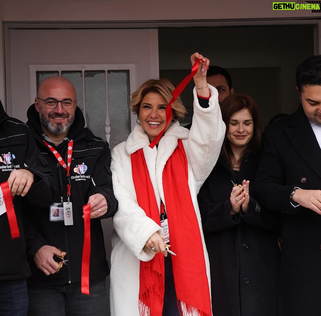 Gülben Ergen Instagram - Adıyaman Gölbaşı’nın gül yüzlü evlatları, can anneler sarıp sarmaladık birbirimizi bugün. Kelimeler yetersiz yaşadığım, hissettiğim, gördüğüm hassasiyetin, vefanın karşısında… Göğüs kafesim genişliyor mutluluktan. Yaşama sevincim, yaşama dair umutlarım çoğalıyor. Ya bana hediye edilen o tablo? Halk Eğitim Merkezi resim öğretmeni iki hocanın eseri o tablo. Ağabeyimle oğullarımı yanyana hiç görmedim ben😔 Nasıl bir ince düşünmek bu? Hayatıma imza atan bu tabloyu hiç unutmayacağım @alya_sanat_atolyesii @karakalemsiparis.02 @omgugur @esatdemirel 51.Anaokulumuzu açtık🇹🇷 52.Anaokulumuz Hatay/Samandağ da açacağız. Ne zaman mı? 6 Şubat ta #depremiunutmaunutturma