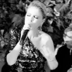 Gülben Ergen Instagram – Yıl 1999

Emel ile şarkı peşindeyiz @emelmuftuoglu 🩶
@ercansaatci ye stüdyosuna gidiyoruz. 

Ercan’dan şahane bir müzik dinletiyor… 
Çok beğeniyorum ama sözleri yok. 
Yazdır sen diyor. 

Kapıyorum melodiyi (o zaman whatsapp yok) gidiyorum Şehrazat’a.
@sehrazatmusic 
Kapıyor gözlerini, dinliyor ve diyor ki otur, sus, bana bi kahve yap. 
Çıtım çıkmadan yapıyorum kahvesini.
Ben dizinin dibine gelirken mırıldanmasını duyuyorum…

Bir çekene sordum dedim ki aşk rengini söyle
Dedi ki alacalı
Bazen de #ebruli
Bir içime sordum, dedim ki doğruyu söyle 
Dedi ki rengi gece
Bu sevda #kurşuni 🩶

Yıl 2023 

Uzun zamandır sahne repertuarımızda olmayan değerli şarkımız istek alınca hemen söyledik. 
@taskinsabah @tarikceran ve 24 yıldır birlikte yürüdüğümüz müzisyen arkadaşlarımızda duygulandık. 

Klibini rahmetli #ayşeersayın çekmişti. Mekanı cennet olsun 😞

Teşekkürler şarkılarımızı hiç unutmayan dinleyicilerimize🩶