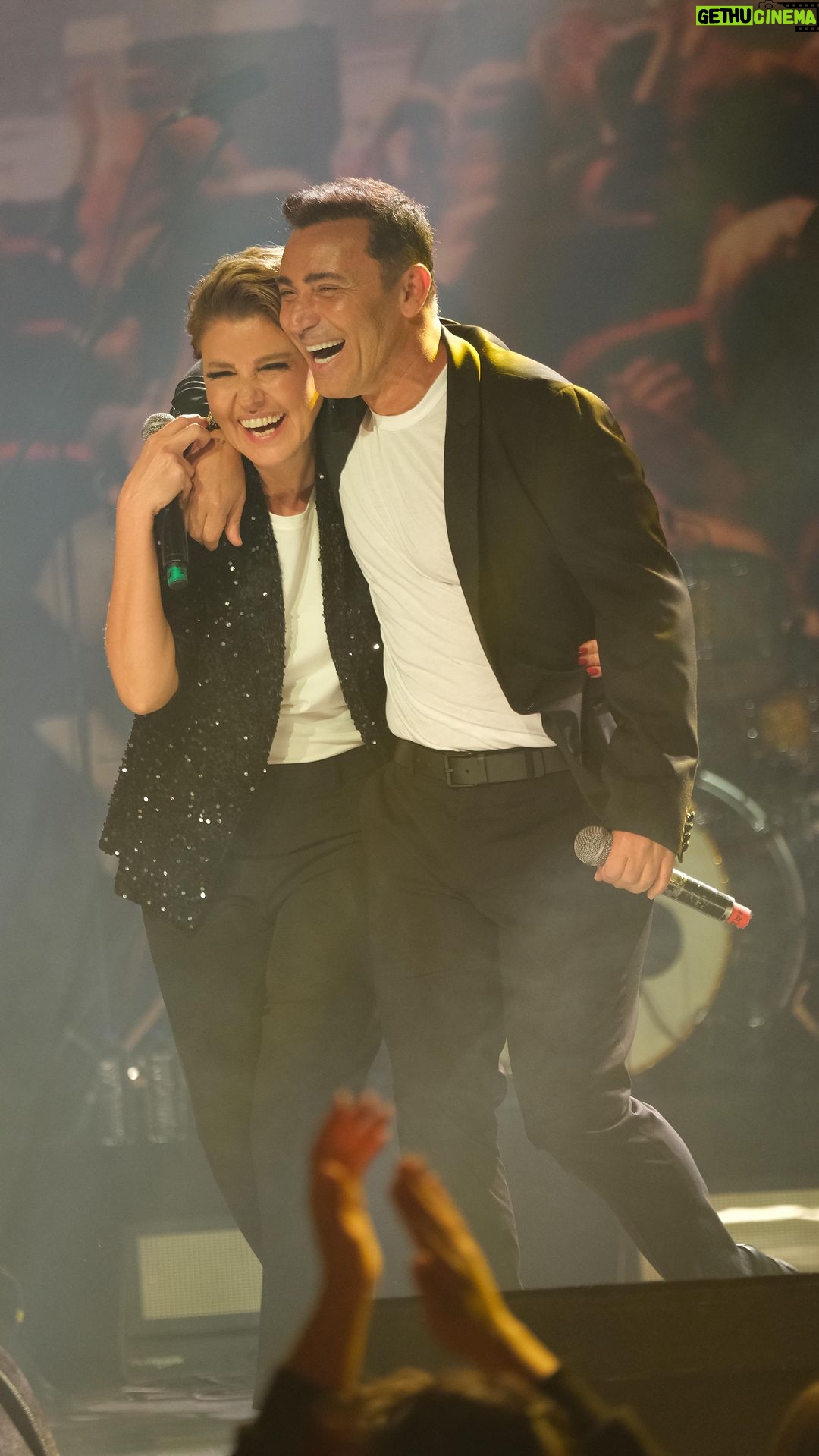 Gülben Ergen - 81.6K Likes - Canımız @haluklevent in ve @ahbap çatısı altında #gazze için meslektaşlarımızla birlikte @bgmonline de sahnedeydik🎶
Enerjisini sevdiğim adam ✌🏼 @mustafasandal24
Seninle her şeye varım ben 🚀
#freegaza
#mustafasandal ##gulbenergen #haluklevent