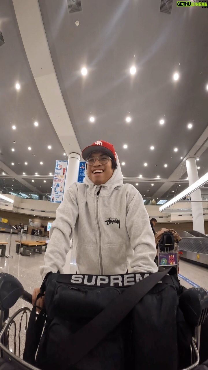 Gabe De Guzman Instagram - ‘23 DE GUZMAN HOLIDAYS: TRAVEL DAY ✈️ since this was our first holiday trip since before covid, of course i was gonna vlog this 3 PART SERIES. so excited bc i’m gonna start showing more of my life thru these mini vlogs. however, i need a name for them… 👀 film and edit by me :))
