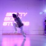 Gabe De Guzman Instagram – WHO DAT BOY? 👀 @feliciathegoat @asaprocky
——————————————————————————
steps: @gheremi_clay 😮‍💨
studio: @eightyeightstudiosla 💜
filmed: @nickgilligan 🎥
—————————————
#GabeDeGuzman #Dance #HipHop #LA #Class #Viral #Explore #Trending #TylerTheCreator #ASAPRocky