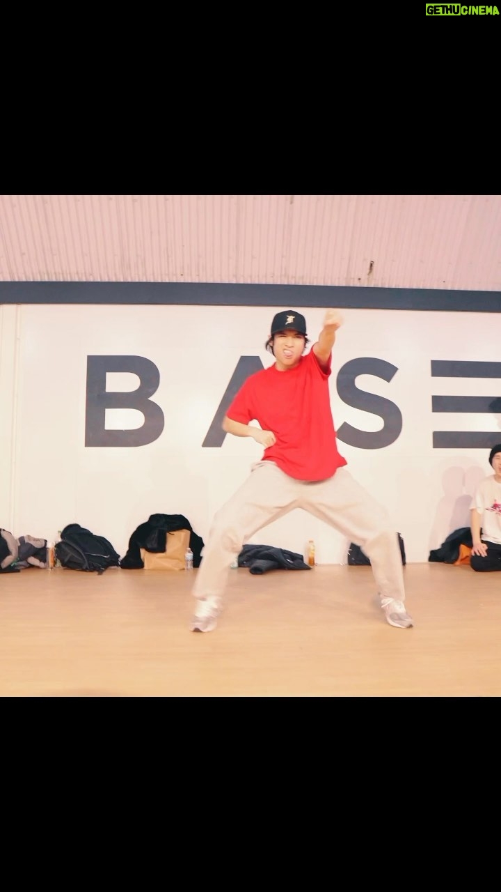Gabe De Guzman Instagram - DOWN BAD. (LONDON EDITION.) 🇬🇧 @dreamville @bas ———————————————————— the energy was unreal. thank you @basedancestudios for havin me. 💯 filmed: @itspac_ 🎥 ——————————— #GabeDeGuzman #Dance #LA #HipHop #Class #London #Viral #Explore #Trending