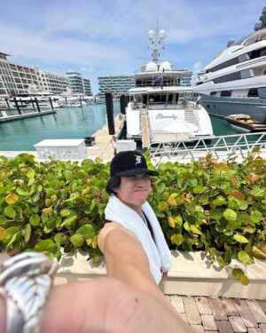 Gabe De Guzman Instagram - quick trip to paradise. 🌴🇧🇸

thank you @charlidamelio @dameliofamilyofficial for everything this past week. 🫶