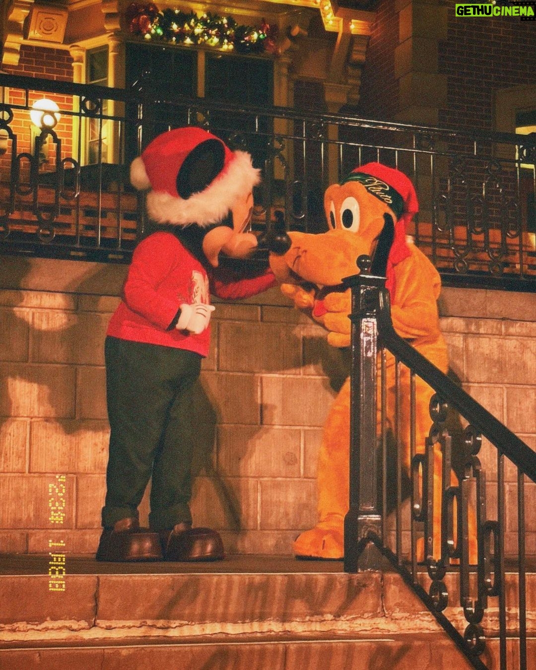Gabe De Guzman Instagram - some things never change. 🍯 Disneyland