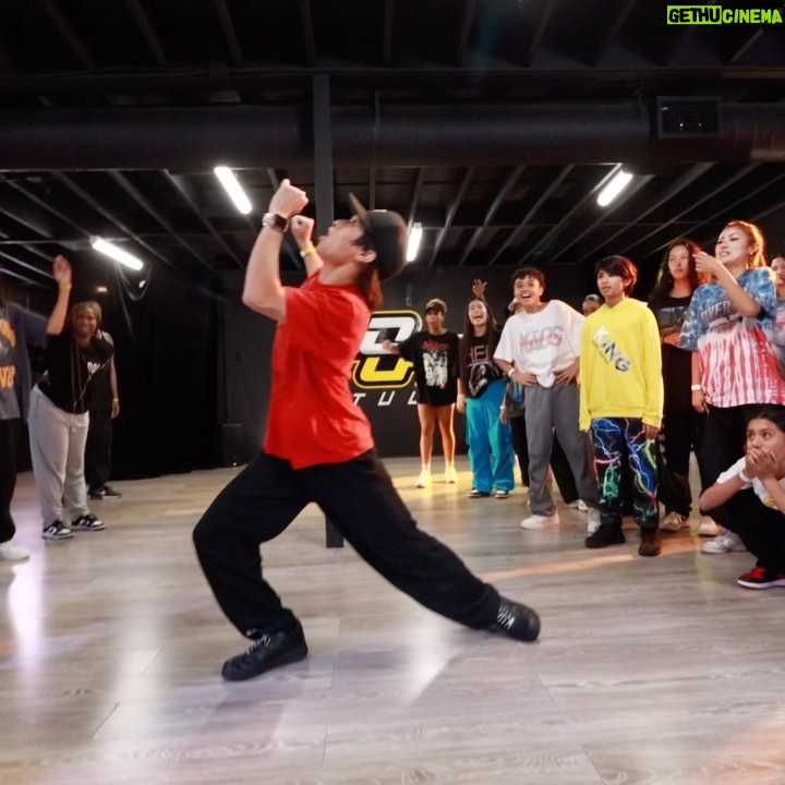 Gabe De Guzman Instagram - DON’T PLAY WIT IT. 😮💨 @lola.brooke @latto777 —————————————— always a fight in mama t’s class. 🥊 choreo: @1triciamiranda 🔥 studio: @go.offf.studios 💥 —————————————— #GabeDeGuzman #Dance #HipHop #Class #LA #Viral #Explore #Trending