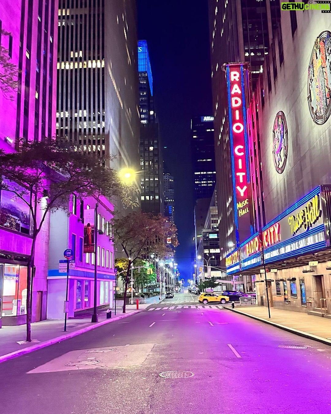 Gabe Lopez Instagram - #NYC - part 4. #sweeneytodd @sweeneytoddbway @annaleighashford @joshgroban @gatenm123 #annaleighashford #joshgroban #gatenmatarazzo @andjulietbway #5thavenue #theivorypeacocknyc New York, New York