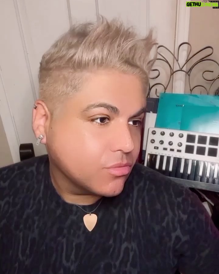 Gabe Lopez Instagram - “Show me, show me, show me how you do that trick…” Working on this, working on that. #singer #songwriter #producer #musicproducer #singersongwriter #pop #rock #music #artist #lgbtq #lgbtq🌈 #lgbtqplus #lgbt #lgbt🌈 #gay #california #boy #losangeles #man #hollywood #westhollywood #thrilled #thankful Los Angeles/Hollywood California