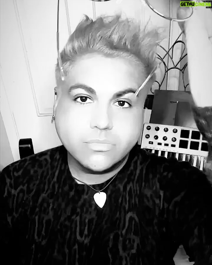 Gabe Lopez Instagram - “Show me, show me, show me how you do that trick…” Working on this, working on that. #singer #songwriter #producer #musicproducer #singersongwriter #pop #rock #music #artist #lgbtq #lgbtq🌈 #lgbtqplus #lgbt #lgbt🌈 #gay #california #boy #losangeles #man #hollywood #westhollywood #thrilled #thankful Los Angeles/Hollywood California