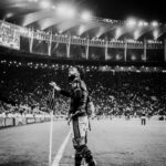Gabigol Instagram – Quando o Flamengo vence, há mais amor nos morros, mais doçura nos lares, mais vibração nas ruas, a vida canta, os ânimos se roboram, o homem trabalha mais e melhor, os filhos ganham presentes. Há beijos nas praças e nos jardins, porque a alma está em paz,está feliz. O Flamengo não pode perder, não deve perder.