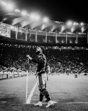 Gabigol Instagram - Quando o Flamengo vence, há mais amor nos morros, mais doçura nos lares, mais vibração nas ruas, a vida canta, os ânimos se roboram, o homem trabalha mais e melhor, os filhos ganham presentes. Há beijos nas praças e nos jardins, porque a alma está em paz,está feliz. O Flamengo não pode perder, não deve perder.
