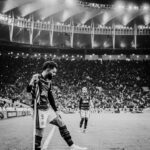 Gabigol Instagram – Quando o Flamengo vence, há mais amor nos morros, mais doçura nos lares, mais vibração nas ruas, a vida canta, os ânimos se roboram, o homem trabalha mais e melhor, os filhos ganham presentes. Há beijos nas praças e nos jardins, porque a alma está em paz,está feliz. O Flamengo não pode perder, não deve perder.