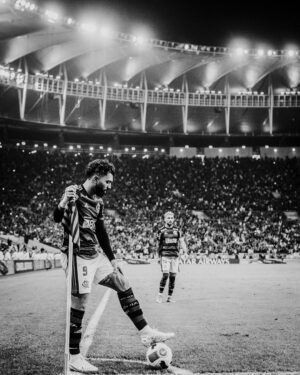 Gabigol Instagram - Quando o Flamengo vence, há mais amor nos morros, mais doçura nos lares, mais vibração nas ruas, a vida canta, os ânimos se roboram, o homem trabalha mais e melhor, os filhos ganham presentes. Há beijos nas praças e nos jardins, porque a alma está em paz,está feliz. O Flamengo não pode perder, não deve perder.