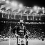 Gabigol Instagram – Quando o Flamengo vence, há mais amor nos morros, mais doçura nos lares, mais vibração nas ruas, a vida canta, os ânimos se roboram, o homem trabalha mais e melhor, os filhos ganham presentes. Há beijos nas praças e nos jardins, porque a alma está em paz,está feliz. O Flamengo não pode perder, não deve perder.