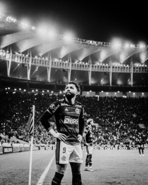 Gabigol Instagram - Quando o Flamengo vence, há mais amor nos morros, mais doçura nos lares, mais vibração nas ruas, a vida canta, os ânimos se roboram, o homem trabalha mais e melhor, os filhos ganham presentes. Há beijos nas praças e nos jardins, porque a alma está em paz,está feliz. O Flamengo não pode perder, não deve perder.