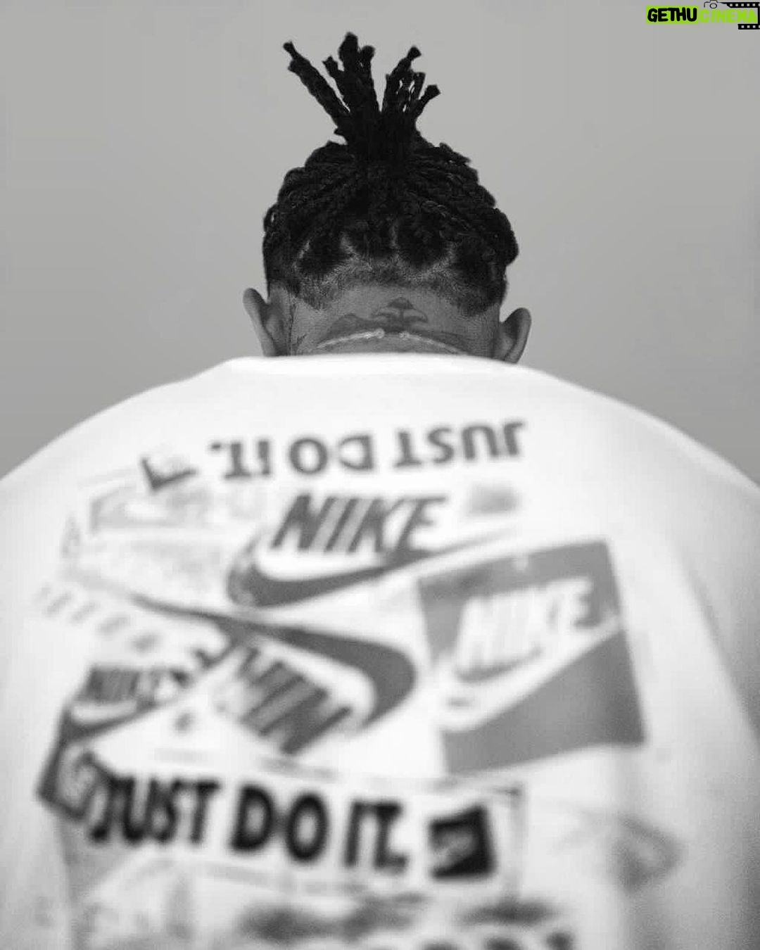 Gabigol Instagram - Minha confiança me trai Eu luto pelos mеus pais Estampo um sorriso no rosto de quem me traz paz Não posso voltar atrás Essa escolha eu fiz alguns anos atrás Sou fashion, yeah, yeah, sou fashion..