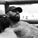 Gabigol Instagram - Negro drama, entre o sucesso e a lama 🖤 Grumari Beach