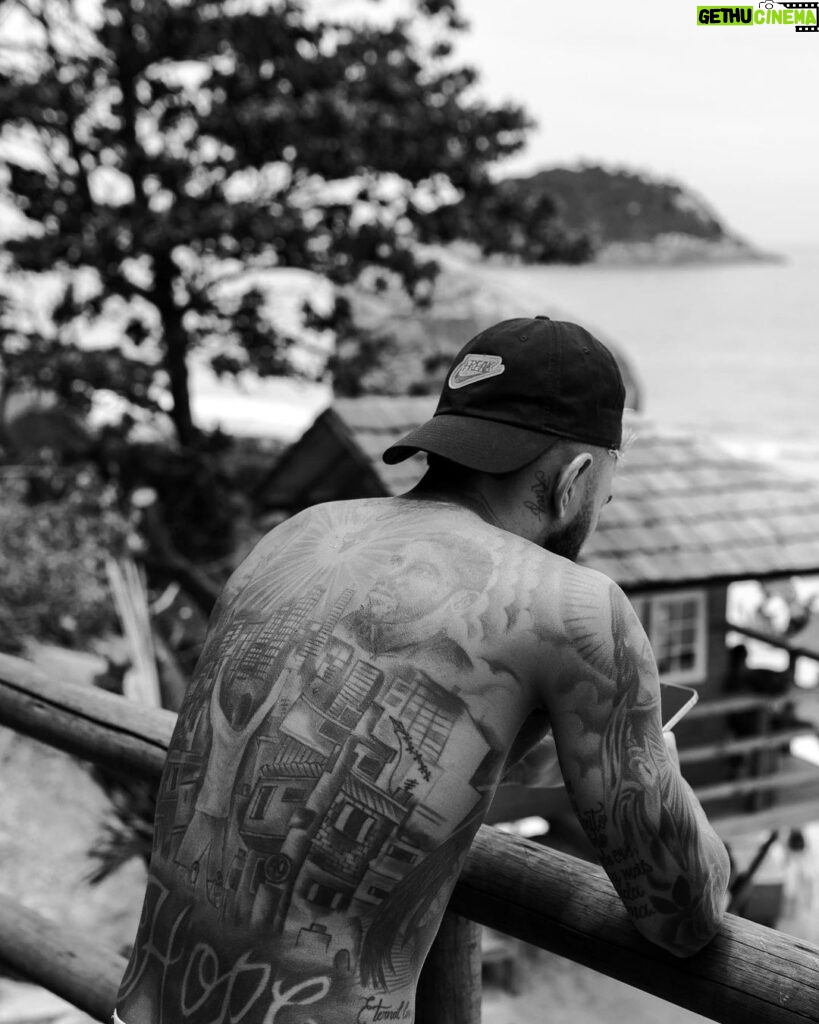 Gabigol Instagram - Negro drama, entre o sucesso e a lama 🖤 Grumari Beach