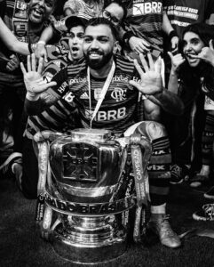 Gabigol Instagram - Álbum completo, agora são 10 .. Obrigado Senhor, obrigado Nação, hoje é festa na FAVELA 🏆❤️🖤