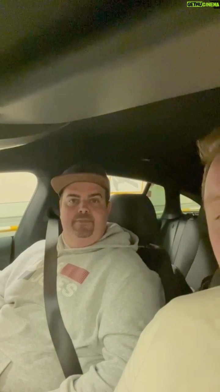 Gabriel Clemens Instagram - Auf dem @dazn_de-Sender bei @plutotvde geht es heute weiter mit den Cazoo Masters 2024. @gabriel.clemens180 & @martinschindler180 sind zwar wieder auf dem Heimreise, aber es sind noch einige Stars im Rennen. Wer ist euer Favorit? 🎯 #darts #plutotv #dazn #dartzen #masters #dartsport