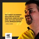 Gabriel Clemens Instagram - Vertrag verlängert 🎯😎 Danke für Euer Vertrauen @targetdarts Ich freue mich auf weitere Jahre zusammen mit Euch 😊 #targetdarts #stepbeyond #teamgermangiant