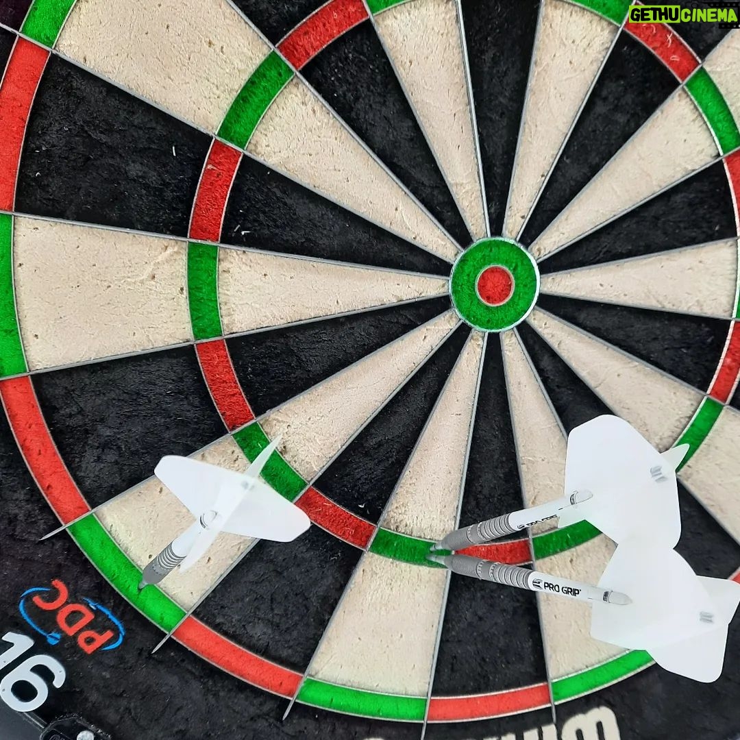 Gabriel Clemens - 13.5K Likes - Back to the Roots🎯💪
Wie einige mitbekommen haben spiele ich wieder mit ganz normalen Flights und Shafts....
Ich Danke @lstyleglobal für die lange Treue aber dieser Schritt ist ganz bewusst von mir gewählt!!!
Es ist auch nichts gegen die Produkte von Lstyle...Diese sind Top
Ich möchte einfach etwas rumprobieren und denke das es für mich momentan der richtige Schritt ist 🎯
#backtotheroots #Darts #practice