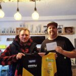 Gabriel Clemens Instagram - Heute war die Übergabe des Trikots das versteigert wurde für @mylifewith_can_cer Das Trikot wurde erstanden für 1140€....Das wäre ja schon Wahnsinn aber @d.o.m.i.ge von der HansGeimer GmbH hat den Betrag auf 1800€ aufgestockt 😍 da er beim Darts bleiben wollte und 10x180 gut fand 😎 Vielen lieben Dank nochmal