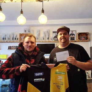 Gabriel Clemens Instagram - Heute war die Übergabe des Trikots das versteigert wurde für @mylifewith_can_cer 
Das Trikot wurde erstanden für 1140€....Das wäre ja schon Wahnsinn aber @d.o.m.i.ge von der HansGeimer GmbH hat den Betrag auf 1800€ aufgestockt 😍 da er beim Darts bleiben wollte und 10x180 gut fand 😎
Vielen lieben Dank nochmal