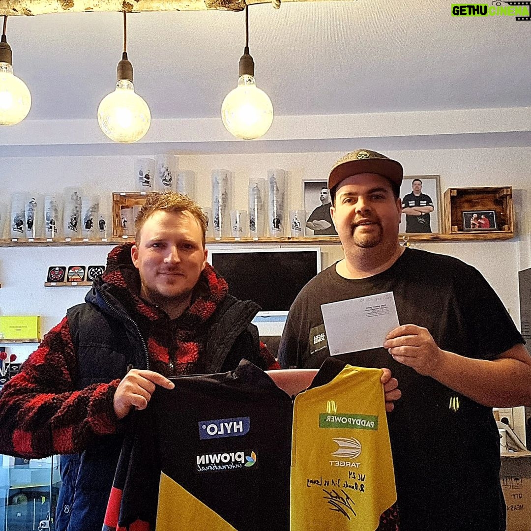 Gabriel Clemens - 7.6K Likes - Heute war die Übergabe des Trikots das versteigert wurde für @mylifewith_can_cer
Das Trikot wurde erstanden für 1140€....Das wäre ja schon Wahnsinn aber @d.o.m.i.ge von der HansGeimer GmbH hat den Betrag auf 1800€ aufgestockt 😍 da er beim Darts bleiben wollte und 10x180 gut fand 😎
Vielen lieben Dank nochmal