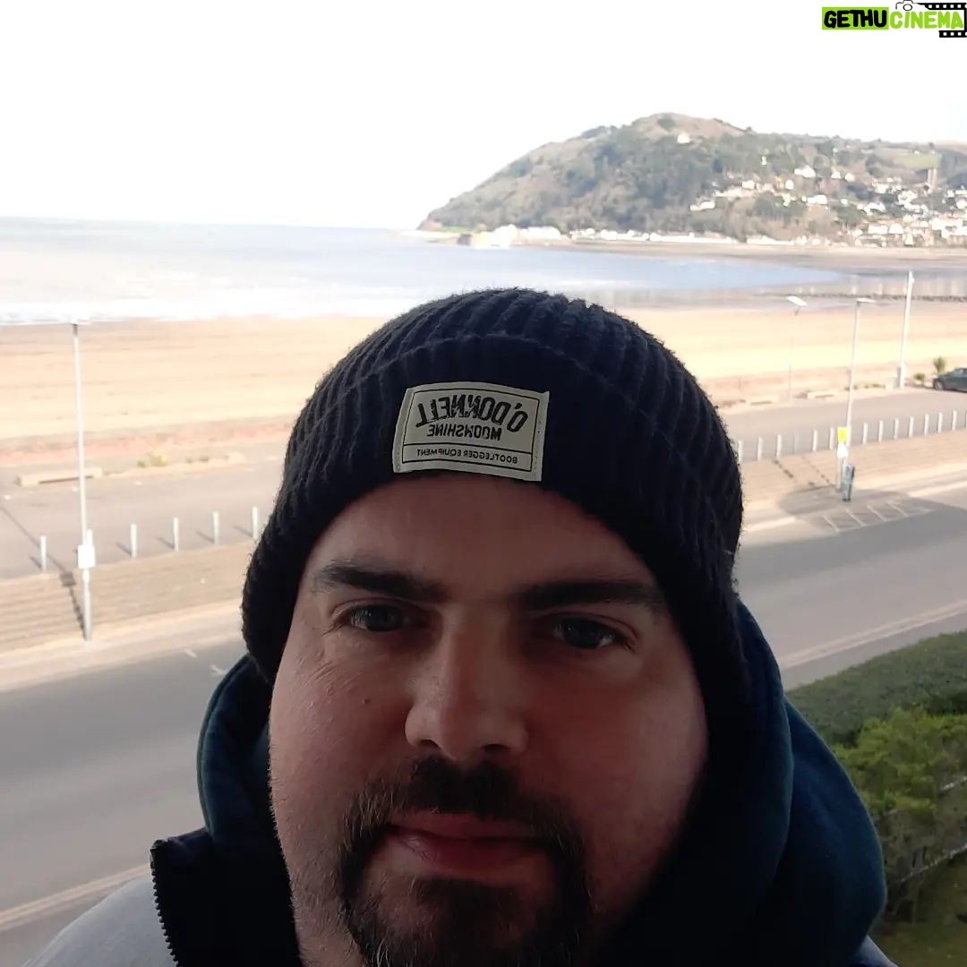 Gabriel Clemens - 18.8K Likes - Man könnte denken es wäre warm...ABER ist es nicht 😂