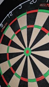 Gabriel Clemens Instagram - Peter Wright kommt aus der Küche und checkt 130....Ich komm aus dem Keller und verpasse 130🤣🎯