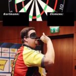Gabriel Clemens Instagram - Please don’t try this at home 😂🪵 #pdc #pdceurope #darts #gabrielclemens #blindfoldchallenge #dartschallenge #gabrielclemensdarts