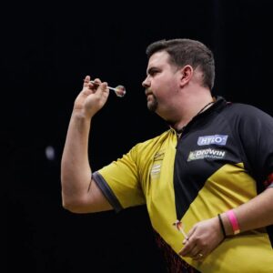 Gabriel Clemens Instagram - Die ersten beiden Players Championchips sind somit gespielt. 

PC 1 leider in der ersten Runde mit einem 102er Avg gegen einen ganz starken Raymond van Barneveld verloren. 
PC 2 konnte ich mich unter die letzten 16 Spielen und somit auch die ersten Siege in der Saison 2023 einfahren 😎🎯
Natürlich will man immer mehr aber zumindest ist der Anfang gemacht 💪💪💪
Weiter geht's 🎯🎯🎯

#Dart #Darts #2023 #aufgehts #immerweiter