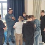 Gabriel Clemens Instagram - Am Montag Mittag hatte ich endlich mal Zeit die Darts AG der @pdg_losheim Schule zu besuchen 😊 Lange schon versprochen aber nie die Zeit gefunden...Doch jetzt hat es mal geklappt 🎯😎 Macht weiter so und irgendwann komm ich mir Eure Fortschritte anschauen!!! #darts #dartsag #Schule #Nachwuchs