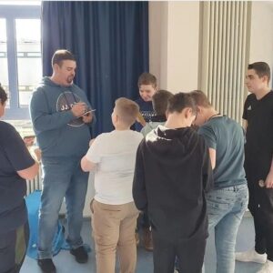 Gabriel Clemens Instagram - Am Montag Mittag hatte ich endlich mal Zeit die Darts AG der @pdg_losheim Schule zu besuchen 😊
Lange schon versprochen aber nie die Zeit gefunden...Doch jetzt hat es mal geklappt 🎯😎
Macht weiter so und irgendwann komm ich mir Eure Fortschritte anschauen!!!

#darts #dartsag #Schule #Nachwuchs