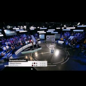 Gabriel Clemens Instagram - Gestern durfte ich im @sportstudio zu Gast sein😊 
Wahnsinn der einzige Darts Spieler der dort jemals zu Gast war ist Michael van Gerwen und das ist auch schon 8 Jahre her🎯
Es war eine tolle Erfahrung und ein nettes Gespräch mit Sven Voss.
Zum Schluss durfte ich natürlich auch noch an die Torwand 😎🎯⚽️
Wie viele Treffer wurden es wohl???