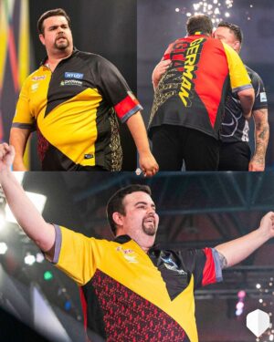 Gabriel Clemens Instagram - 🇩🇪 𝐃𝐀𝐍𝐊𝐄 𝐆𝐀𝐆𝐀 für diese WM! ❤️

Du hast Darts-Deutschland verzaubert und unseren wunderbaren Sport in neue Sphären geschossen! 💫Wir verneigen uns! 🙏🏼🥰

🎨: @houseofdarts