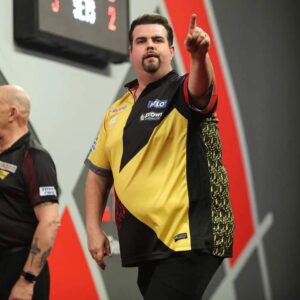Gabriel Clemens Instagram - Unglaublich!!! Direkt im neuen Jahr darf ich nochmal im Ally Pally spielen 😎
Und dann auch noch gegen die Nr 1 der Welt im Viertelfinale der Weltmeisterschaft!!! Das hört sich alles schon geil an🎯😎

Jetzt neigt sich 2022 dem Ende zu.Es war ein schwieriges Jahr mit Höhen und Tiefen,viel Kritik aber auch mit Lob...wie eine Achterbahnfahrt 
Aber auch ein Jahr das mich im Kopf extrem gestärkt und weitergebracht hat!!!

Ich bzw Wir in unserem Team haben viel geredet,gelacht aber auch im richtigen Moment gestritten..Das alles um immer noch das ein oder andere Prozent zu finden. Danke

Euch kann ich nur Danke sagen. Es ist einfach unglaublich wie viele Nachrichten und Unterstützung ich bekomme 😍
Einen guten Rutsch ins neue Jahr wünsche ich aus London 🥂🍀