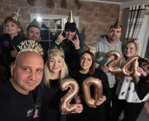 Gabriel Clemens Instagram - Frohes neues Jahr 🍀🥂

#happynewyear #2024
