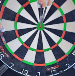 Gabriel Clemens Instagram - Darts müssen natürlich auch in der Weihnachtspause fliegen 😎🎯💪