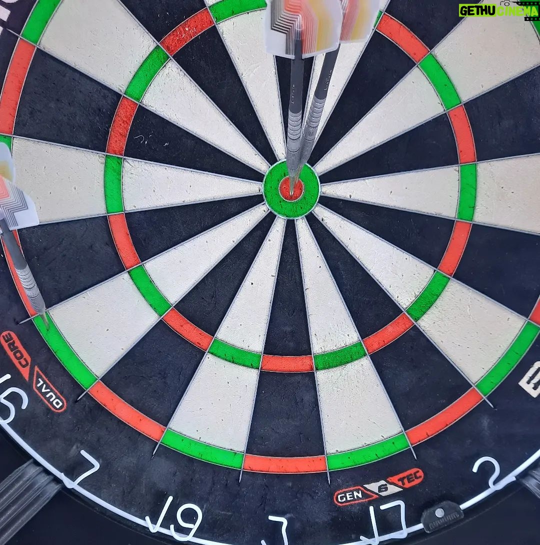 Gabriel Clemens - 11.7K Likes - Darts müssen natürlich auch in der Weihnachtspause fliegen 😎🎯💪