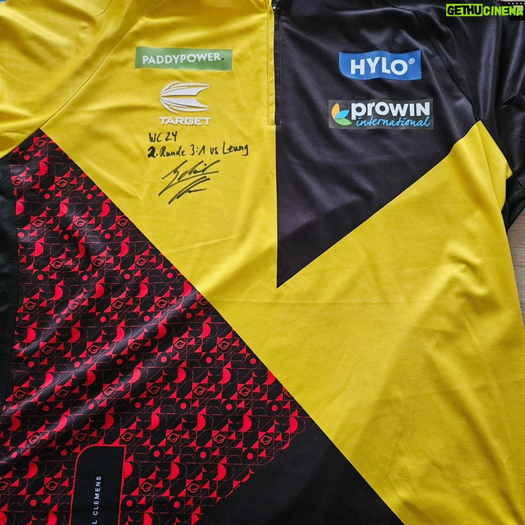 Gabriel Clemens - 16.2K Likes - Für einen guten Zweck versteigere ich dieses Matchworn Trikot bei ebay!!!
Der gesamte Erlös geht an @mylifewith_can_cer
Marie kenne ich persönlich wie man auf dem 2. Bild sehen kann da sie mit mir zusammen bei @sportsmed.saar trainiert!!!Marie leidet seit 2016 an Knochenkrebs und ist auf Spenden angewiesen da es eine Behandlung gibt die anschlägt aber keine Krankenkasse übernimmt die Kosten!!!Wenn ihr mehr über die Geschichte erfahren wollt guckt gerne auf den Insta Account von Marie @mylifewith_can_cer
@s.jacob24 @ps_schmidt und ich haben überlegt wie wir auf die Geschichte von Marie aufmerksam machen können und auch was Gutes tun können. Dabei entstand dann diese Idee!!
Das ist der Link zur Auktion oder in meiner Story direkt
https://www.ebay.de/itm/355334882023?mkcid=16&mkevt=1&mkrid=707-127634-2357-0&ssspo=o9q_jgr9quo&sssrc=2524149&ssuid=o9q_jgr9quo&widget_ver=artemis&media=COPY
Ihr könnt auch helfen damit wenn ihr den Beitrag teilt und wir so mehr Aufmerksamkeit für die Geschichte bekommen!!
Vielen Dank 😘
Euch einen guten Rutsch ins neue Jahr 🍀Bleibt gesund
