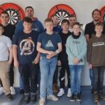 Gabriel Clemens Instagram - Am Montag Mittag hatte ich endlich mal Zeit die Darts AG der @pdg_losheim Schule zu besuchen 😊 Lange schon versprochen aber nie die Zeit gefunden...Doch jetzt hat es mal geklappt 🎯😎 Macht weiter so und irgendwann komm ich mir Eure Fortschritte anschauen!!! #darts #dartsag #Schule #Nachwuchs