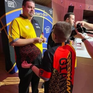 Gabriel Clemens Instagram - Danke Tristan für dieses echt total süße Geschenk 😍😍😍
Tristan wurde gestern von der @pdceurope auf die Gala in den Europapark Rust eingeladen und ich hoffe du hattest gestern viel Spaß!!!
Er war auch derjenige der damals mein Spiel gegen Peter Wright mit Lego nachgebaut hatte😊
Bleib so wie du bist 😎