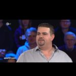 Gabriel Clemens Instagram - Gestern durfte ich im @sportstudio zu Gast sein😊 Wahnsinn der einzige Darts Spieler der dort jemals zu Gast war ist Michael van Gerwen und das ist auch schon 8 Jahre her🎯 Es war eine tolle Erfahrung und ein nettes Gespräch mit Sven Voss. Zum Schluss durfte ich natürlich auch noch an die Torwand 😎🎯⚽️ Wie viele Treffer wurden es wohl???