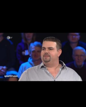 Gabriel Clemens Instagram - Gestern durfte ich im @sportstudio zu Gast sein😊 
Wahnsinn der einzige Darts Spieler der dort jemals zu Gast war ist Michael van Gerwen und das ist auch schon 8 Jahre her🎯
Es war eine tolle Erfahrung und ein nettes Gespräch mit Sven Voss.
Zum Schluss durfte ich natürlich auch noch an die Torwand 😎🎯⚽️
Wie viele Treffer wurden es wohl???