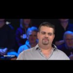Gabriel Clemens Instagram - Gestern durfte ich im @sportstudio zu Gast sein😊 Wahnsinn der einzige Darts Spieler der dort jemals zu Gast war ist Michael van Gerwen und das ist auch schon 8 Jahre her🎯 Es war eine tolle Erfahrung und ein nettes Gespräch mit Sven Voss. Zum Schluss durfte ich natürlich auch noch an die Torwand 😎🎯⚽️ Wie viele Treffer wurden es wohl???