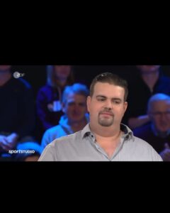 Gabriel Clemens Instagram - Gestern durfte ich im @sportstudio zu Gast sein😊 Wahnsinn der einzige Darts Spieler der dort jemals zu Gast war ist Michael van Gerwen und das ist auch schon 8 Jahre her🎯 Es war eine tolle Erfahrung und ein nettes Gespräch mit Sven Voss. Zum Schluss durfte ich natürlich auch noch an die Torwand 😎🎯⚽️ Wie viele Treffer wurden es wohl???