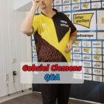 Gabriel Clemens Instagram - 🎧 ‚Radio Gaga‘ with Gabriel Clemens? 😁🇩🇪 #pdceurope #pdc #darts #podcast #gabrielclemens