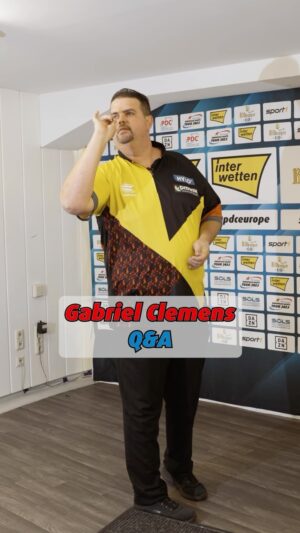 Gabriel Clemens Instagram - 🎧 ‚Radio Gaga‘ with Gabriel Clemens? 😁🇩🇪 #pdceurope #pdc #darts #podcast #gabrielclemens